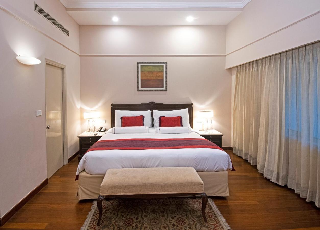 더 클라리지스 뉴 델리 뉴델리 외부 사진 A bedroom at the Taj Bengal