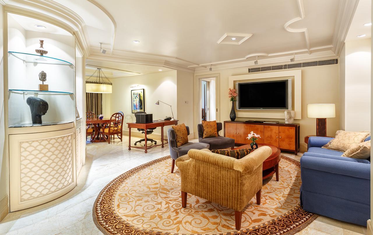 더 클라리지스 뉴 델리 뉴델리 외부 사진 A living room in a suite at the Ritz-Carlton, Dubai